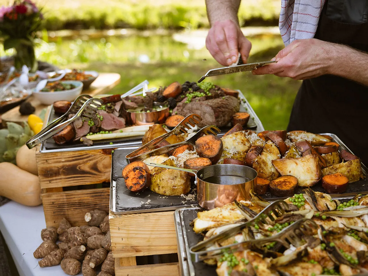 Chef werkt buiten gegrilde gerechten af aan een high-end barbecue