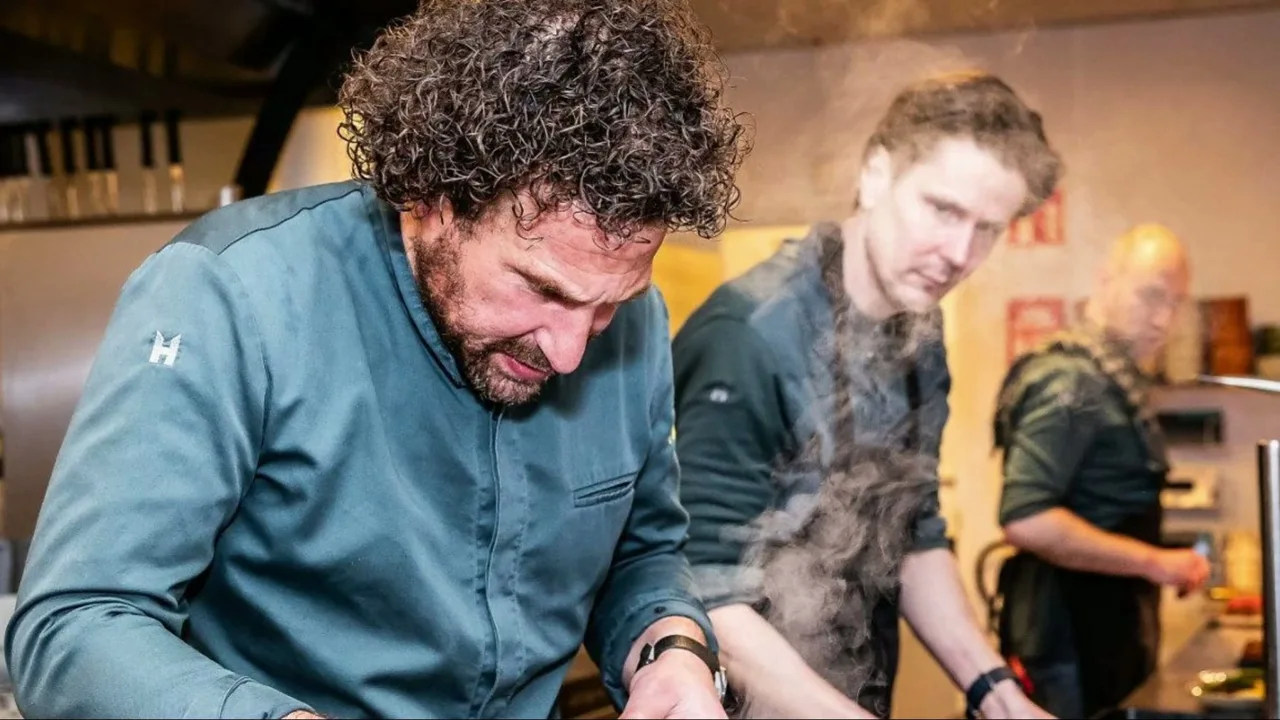 De chefs samen aan het werk