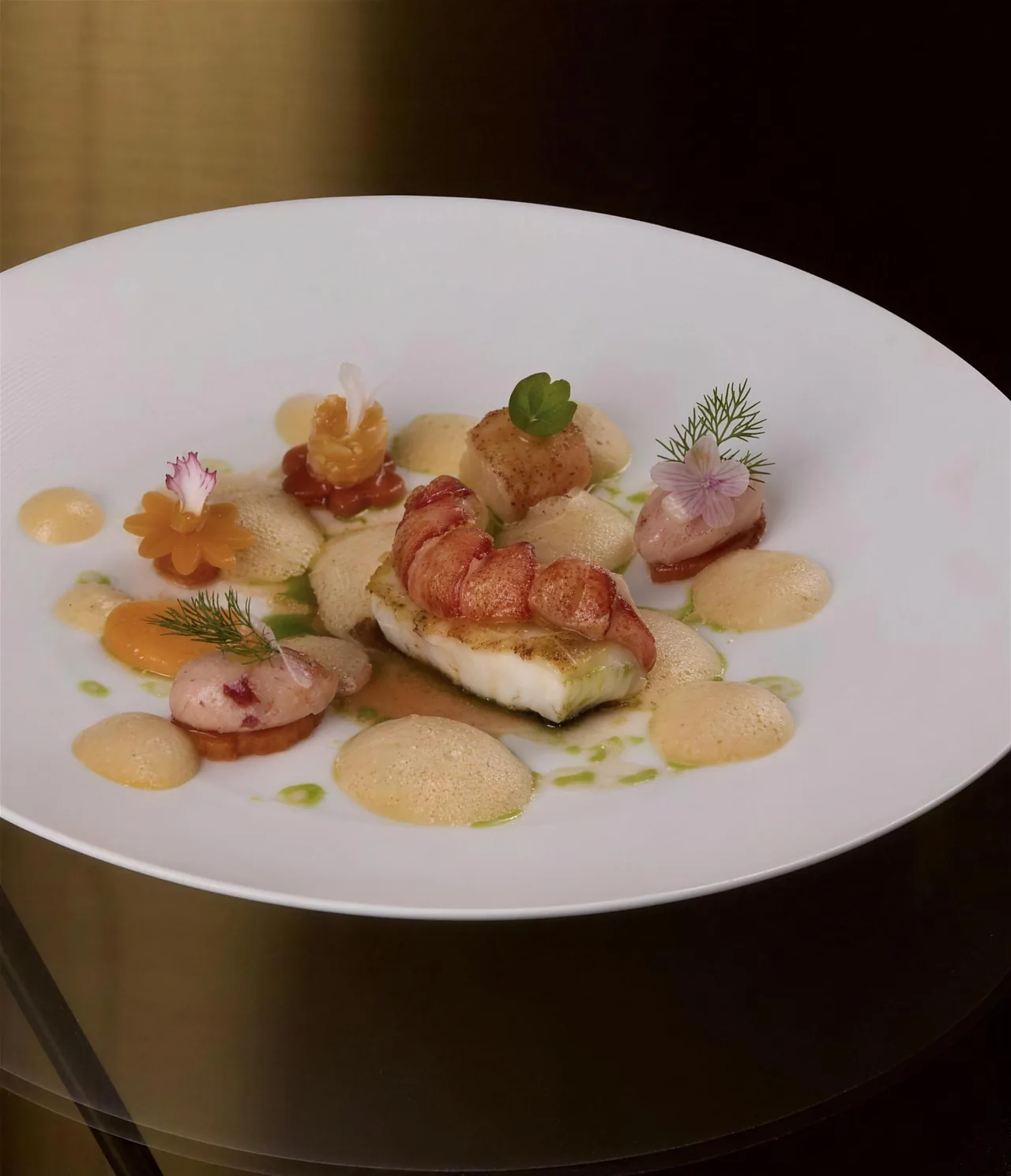 Kreeft met schuim en bloemen, verfijnd opgemaakt op een wit bord