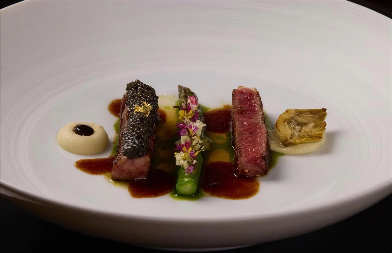 Kreeft met schuim en bloemen, verfijnd opgemaakt op een wit bord