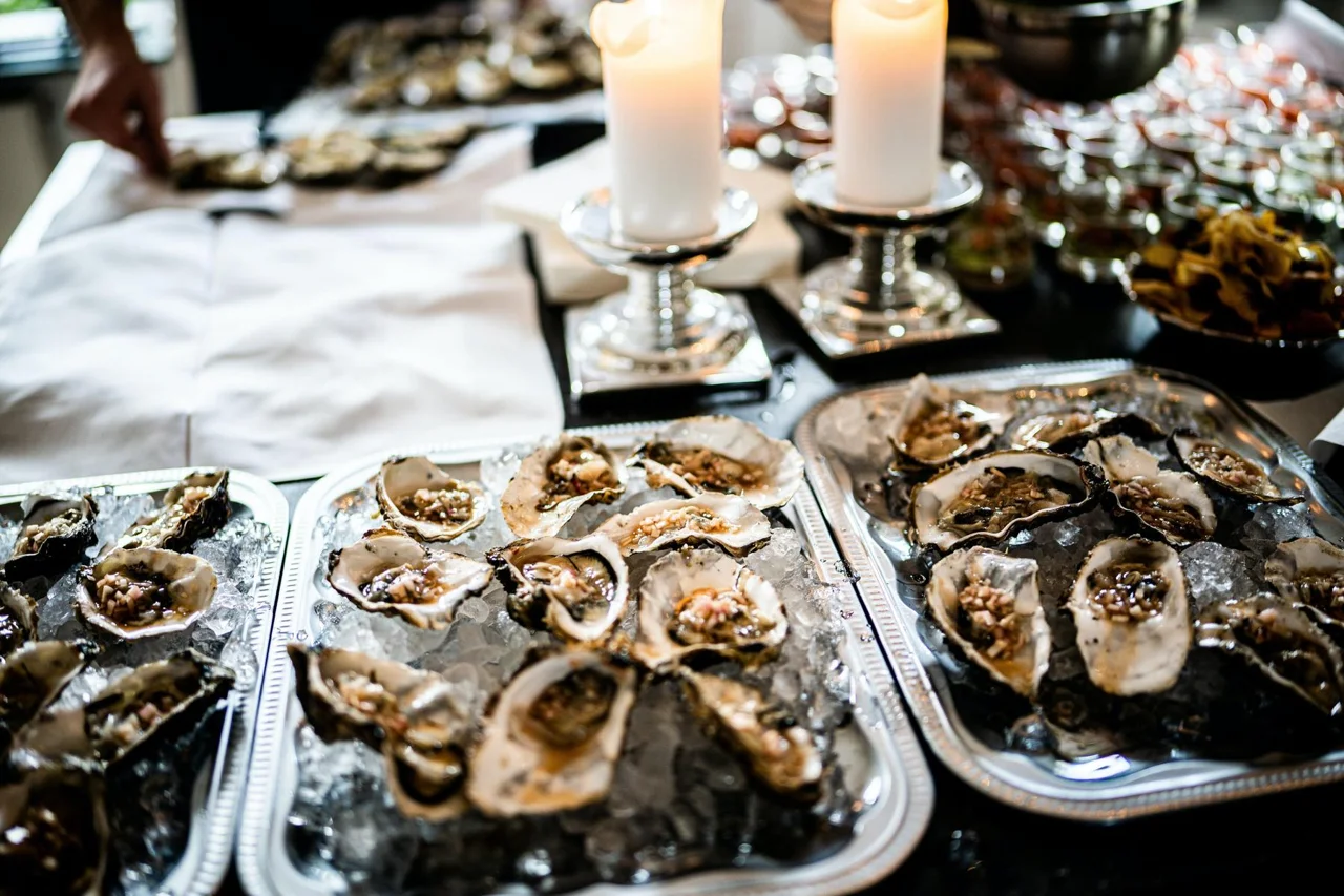 Oesters en kristal aan tafel