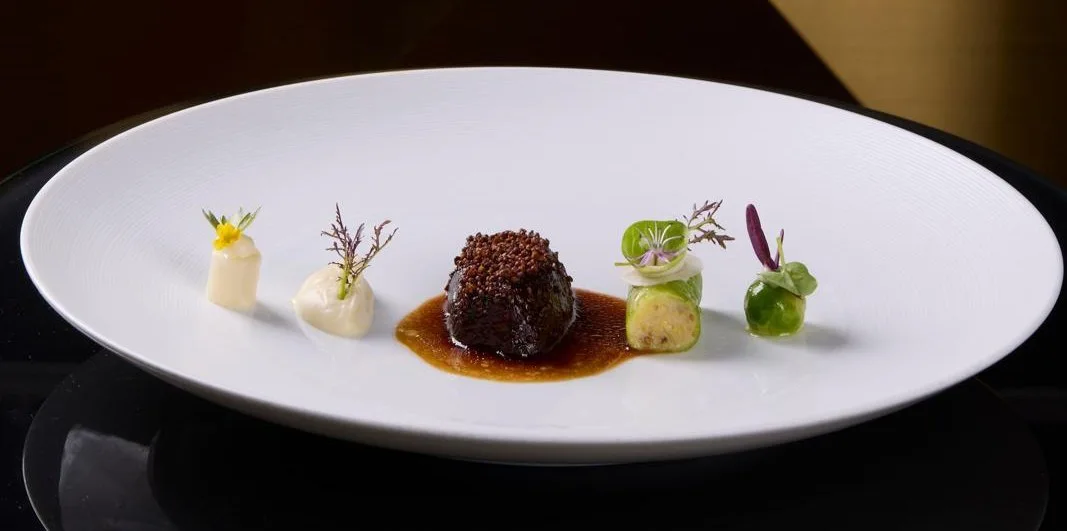 Een gastronomisch gerecht met verfijnde garnituren