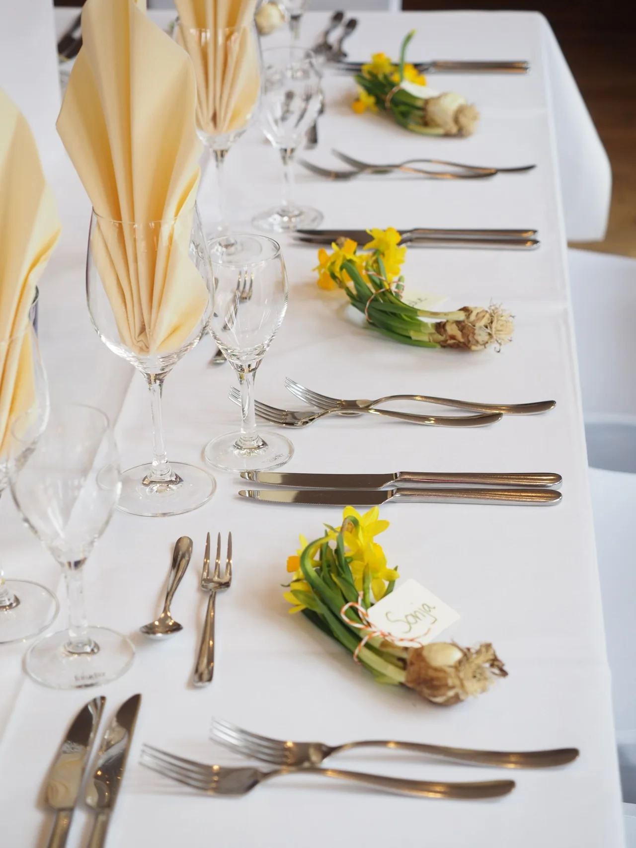Verzorgde tafel met meerdere couverts voor een diner